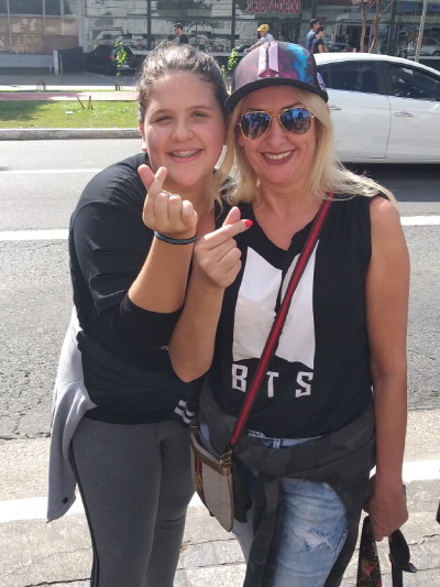 María Fernanda de 12 años y su madre Claudia de 51 años, fans de BTS, estaban en la fila por la espera del show día 26 de mayo.